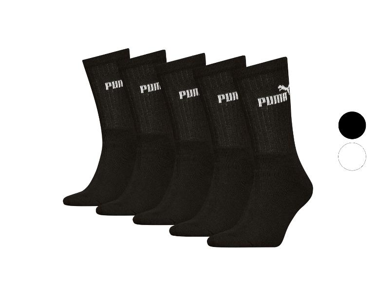 Fünf schwarze Puma-Socken mit weißem Logo, präsentiert auf weißem Hintergrund.