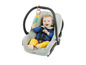 Ein Baby in einem Autositz mit einem Spielzeugring