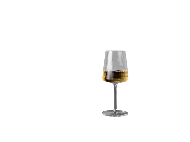 Geriffeltes Weinglas mit Stiel, halb gefüllt mit Weißwein.