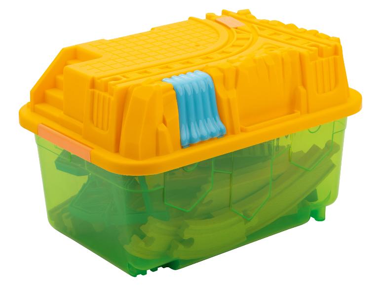 Gelbe und grüne Aufbewahrungsbox mit Spielzeugeisenbahnteilen.