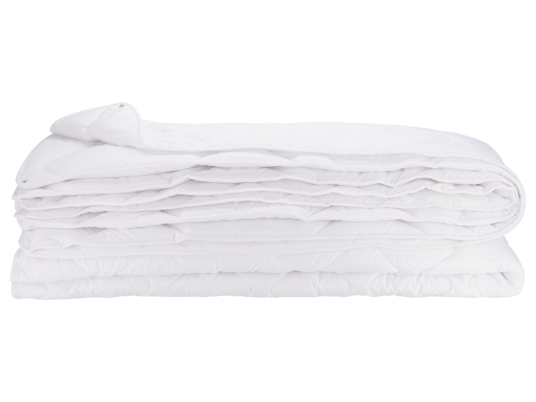 Gefaltete weiße Bettdecke, weich und flauschig.