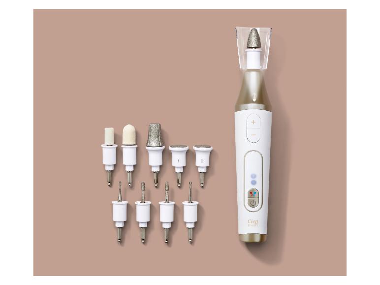 Elektrisches Maniküre-/Pediküregerät mit verschiedenen Aufsätzen, auf beigem Hintergrund.
