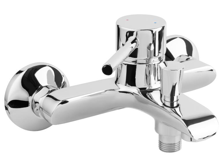 Verchromte Badewannenarmatur mit Einhebelmischer und Brauseumsteller.