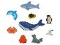 Holzfiguren von Meerestieren, darunter Wal, Hai, Delfin, Pinguin und Krabbe.