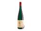 Grüne Glasflasche Weißwein mit beigem Etikett, das Hände und Trauben zeigt.