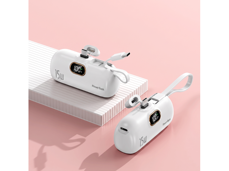 Zwei weiße 15W Powerbanks mit 100% Ladung, eine auf einem weißen Podest.
