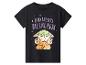 Schwarzes T-Shirt mit grünem Cartoon-Charakter-Aufdruck und lila Text „FROM A GALAXY FAR, FAR AWAY“.
