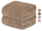 Zwei weiche Handtücher in Beige.