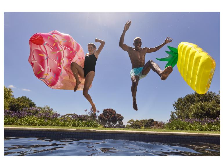 Sprung ins Schwimmbad mit Eis- und Ananas-Schwimmtieren.