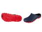 Blaue Clogs mit roter Sohle von Parkside.