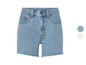 Eine blaue Jeans-Shorts mit Fransen.