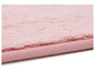 Ein rosa Badezimmerteppich mit weicher Textur.