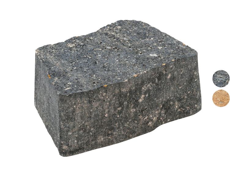 Dunkelgrauer Pflasterstein mit sichtbaren Zuschlagstoffen, mit Farbmustern