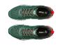 Paar grüne und rote Sneaker mit „30 YEARS“ und sichtbarer Größenangabe.