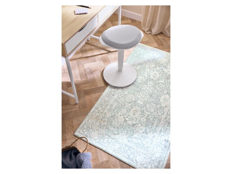 LIVARNO® Stehhilfe Hocker an einem Schreibtisch auf einem gemusterten Teppich.