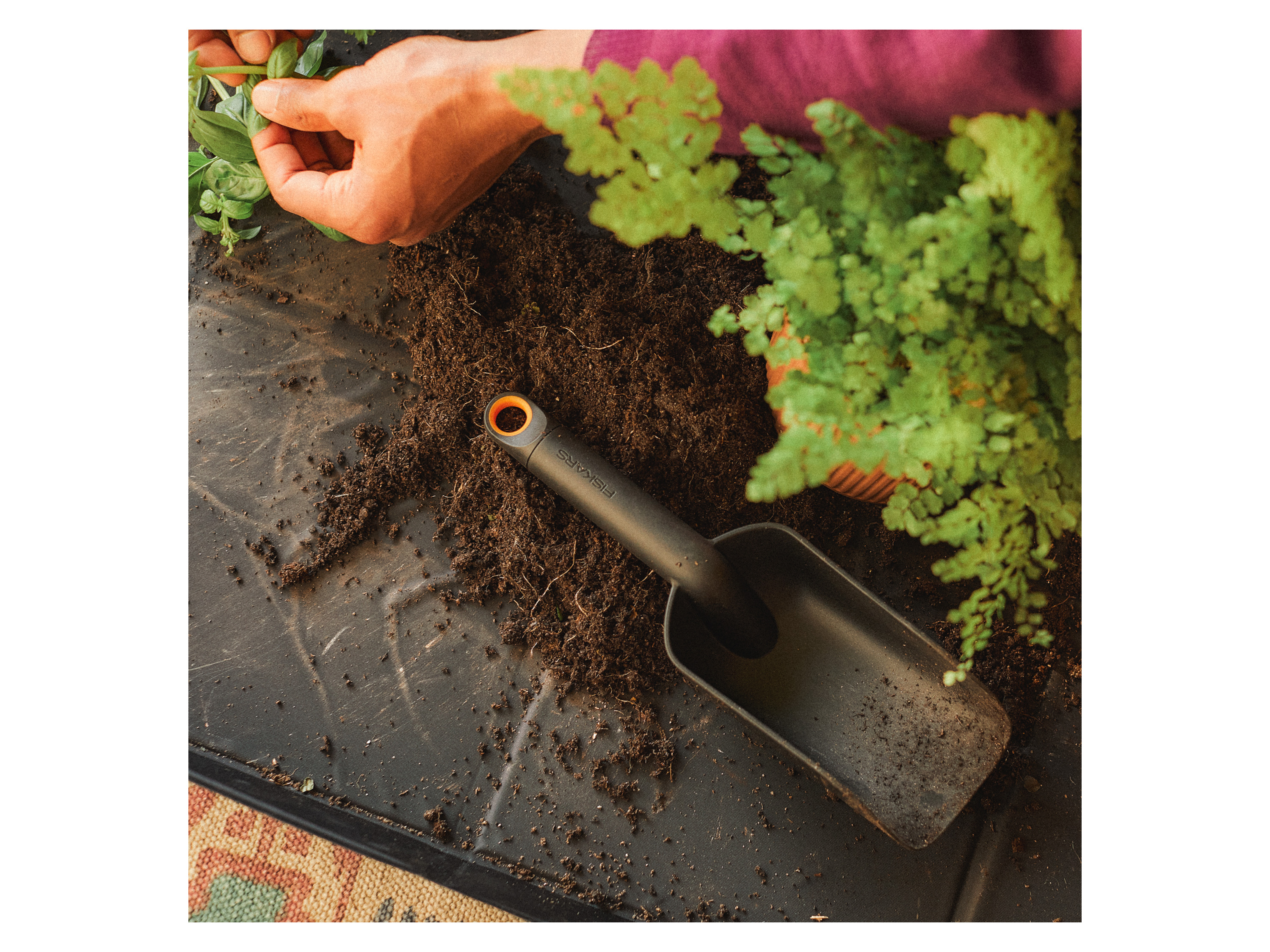 FISKARS Urban Plant Care Schaufel mit hohem Rand – Bild 4 von 4
