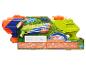 Zwei Wasserblaster und Sonnenbrillen in Verpackung mit Gras-Hintergrund.