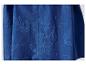 Blaues Kleid mit Blumenmuster-Stickerei.