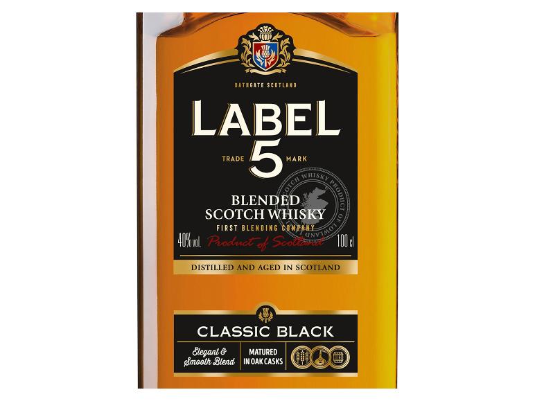 Label 5 Blended Scotch Whisky Flasche mit schwarzen und goldenen Etikettendetails.