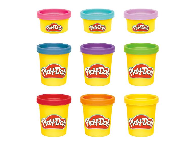 Neun gelbe Play-Doh-Behälter mit farbigen Deckeln, in drei Reihen angeordnet.