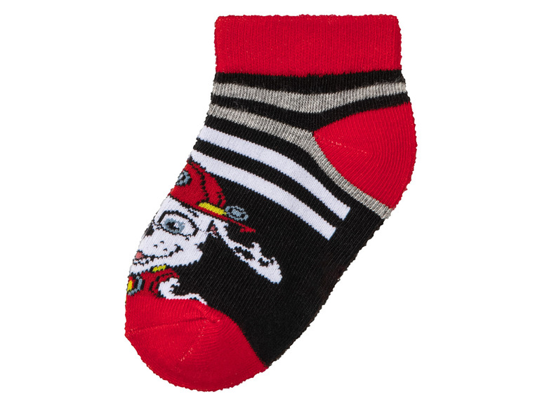 Rote Socken mit Paw Patrol-Motiv.