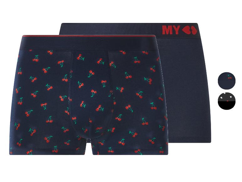 Zwei dunkelblaue Boxershorts, eine mit Kirschmuster und eine einfarbige mit „MY“-Logo.
