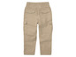 Beige Cargohose mit mehreren Taschen.