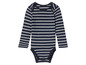 Ein gestreiftes Baby-Bodysuit mit langen Ärmeln.
