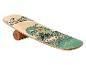 Balance Board mit Holzbrett im Wellendesign und Korkrolle.