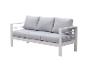 Dreisitzer-Outdoor-Sofa mit weißem Rahmen und hellgrauen Kissen.