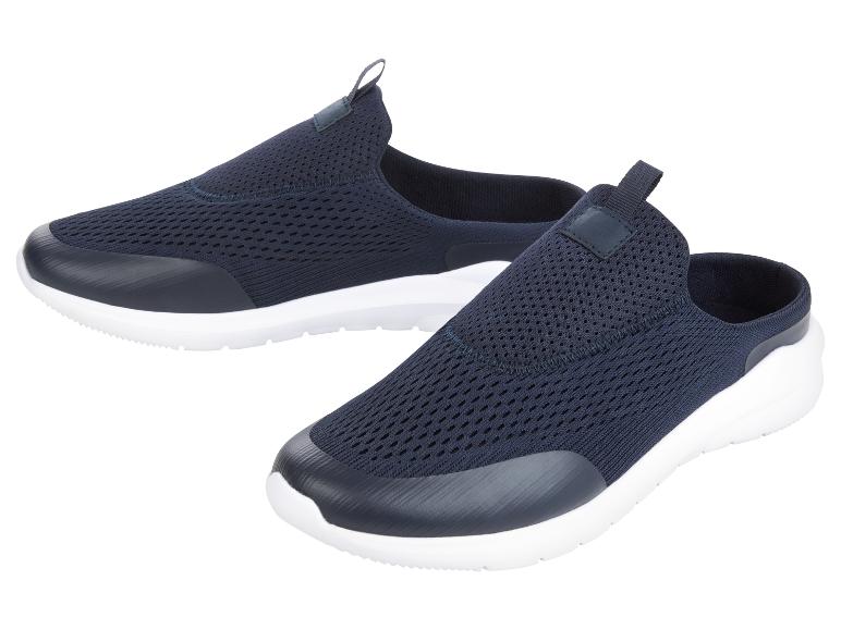 Zwei Paar dunkelblaue, atmungsaktive Slipper.