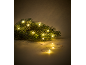 Tannenzweig mit LED-Lichterkette auf Draht, der eine festliche Atmosphäre schafft.