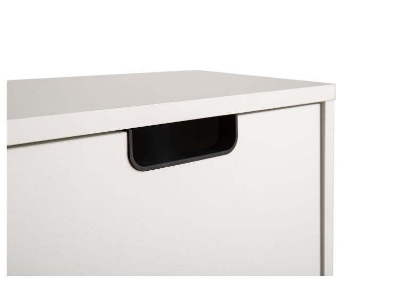 Weißer Schuhschrank mit schwarzem Griff