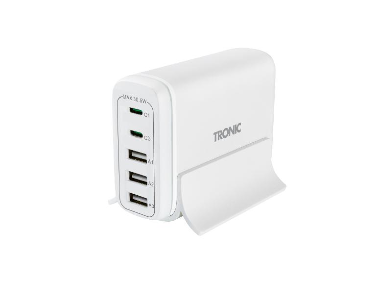 Weißes Multi-Port-USB-Ladegerät mit zwei USB-C- und drei USB-A-Anschlüssen, max. 30.5W.