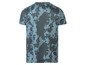 Ein blaues T-Shirt mit Camouflage-Muster.