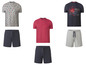 T-Shirts mit Segelboot-Druck, ein rotes und ein blaues T-Shirt und passende Shorts.
