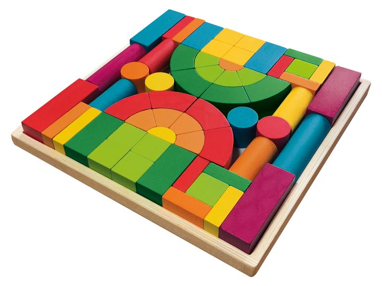 Buntfarbige Holzbausteine in einer Holzkiste.