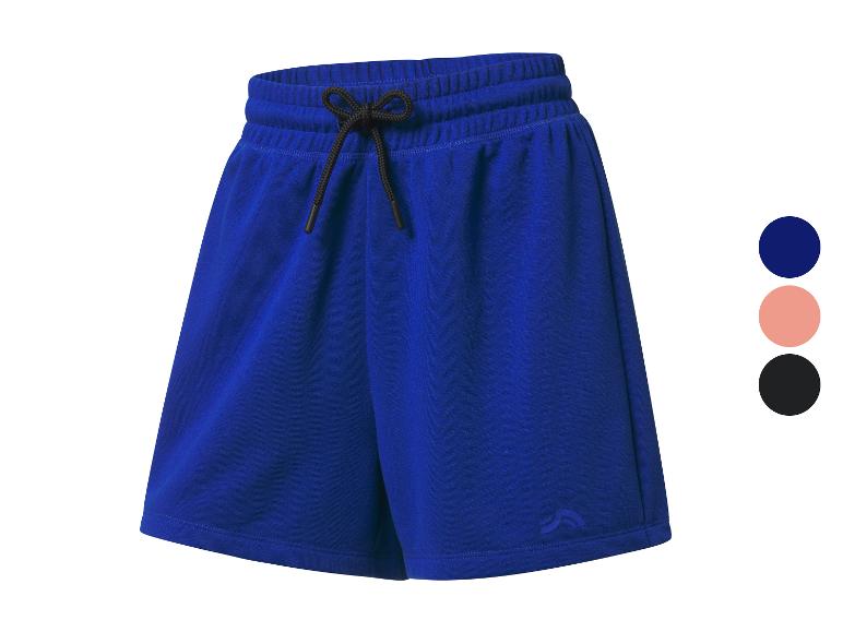 Blaue Sport-Shorts mit Kordelzug.