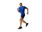 Mann beim Laufen in Sport-Shirt und Shorts.