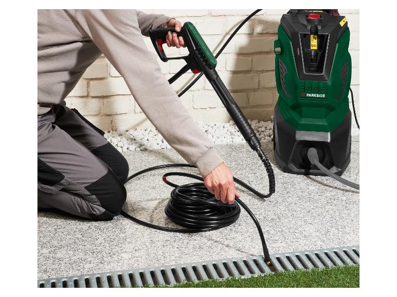 Person reinigt Abfluss mit PARKSEIDE Hochdruckreiniger