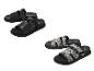 Schwarze und schlangenmuster flache Sandalen mit verstellbaren Riemen.