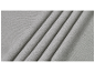 Hellgrauer Stoff mit diagonalen Falten, feine Stricktextur.