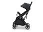 Schwarzer Kinderwagen mit Verdeck und Rädern, Seitenansicht.