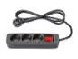Schwarze Steckdosenleiste mit drei Steckdosen und rotem Schalter, mit Kabel und Stecker.