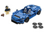 Ein blauer Lego McLaren Senna mit einer Minifigur.
