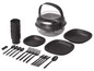 Ein schwarzes Picknick-Set mit Tellern, Besteck und Bechern.