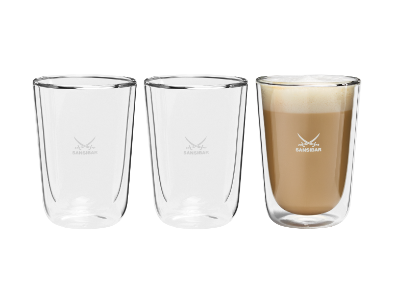 Drei doppelwandige Gläser, eines davon gefüllt mit einem Kaffeegetränk mit Milchschaum.