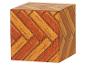 Schachtel mit Fischgrätmuster in Orange- und Brauntönen.