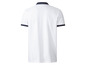 Weißes Poloshirt mit blauem Rand.