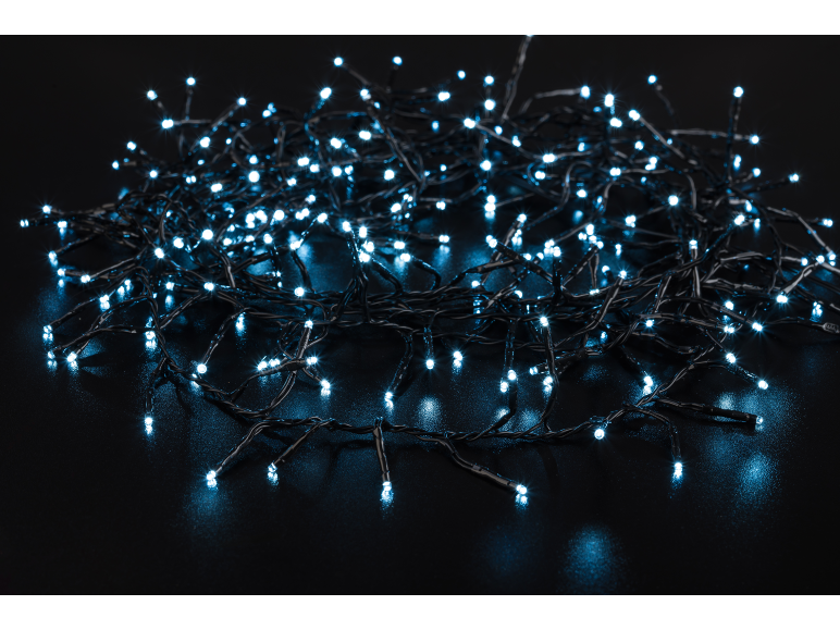 Blaue LED-Weihnachtsbeleuchtung auf dunklem Hintergrund
